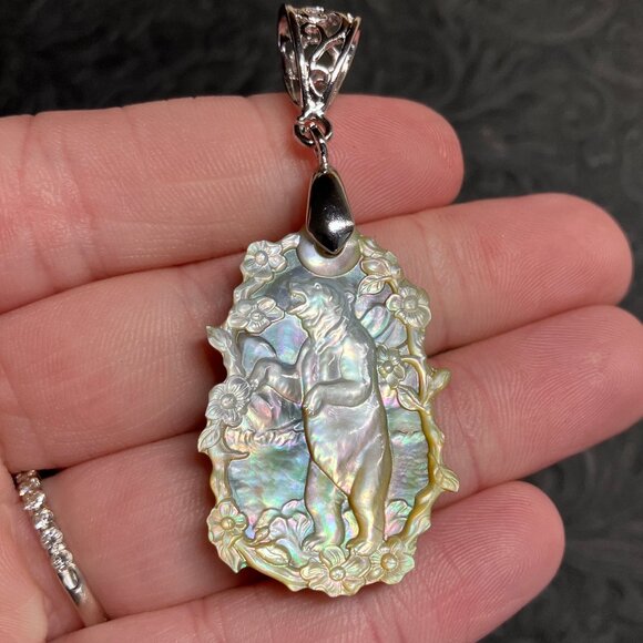 Bear Mother of Pearl Floral Pendant - Picture 7 of 9